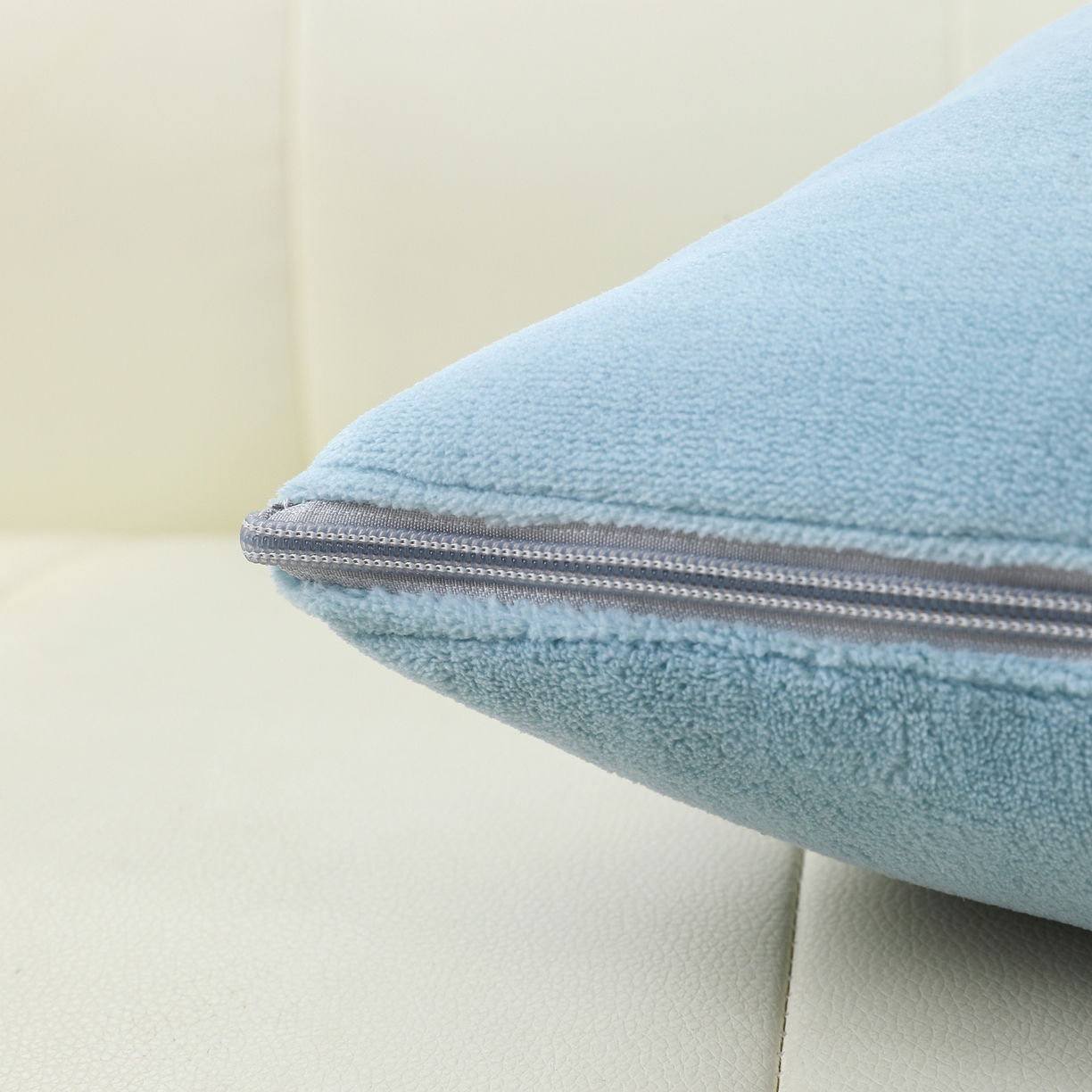 91家纺网 家纺一手货源 找家纺 翰轩家居 2025新款卡通牛奶绒贴布绣抱枕被-梦幻兔系列 梦幻兔-天空蓝