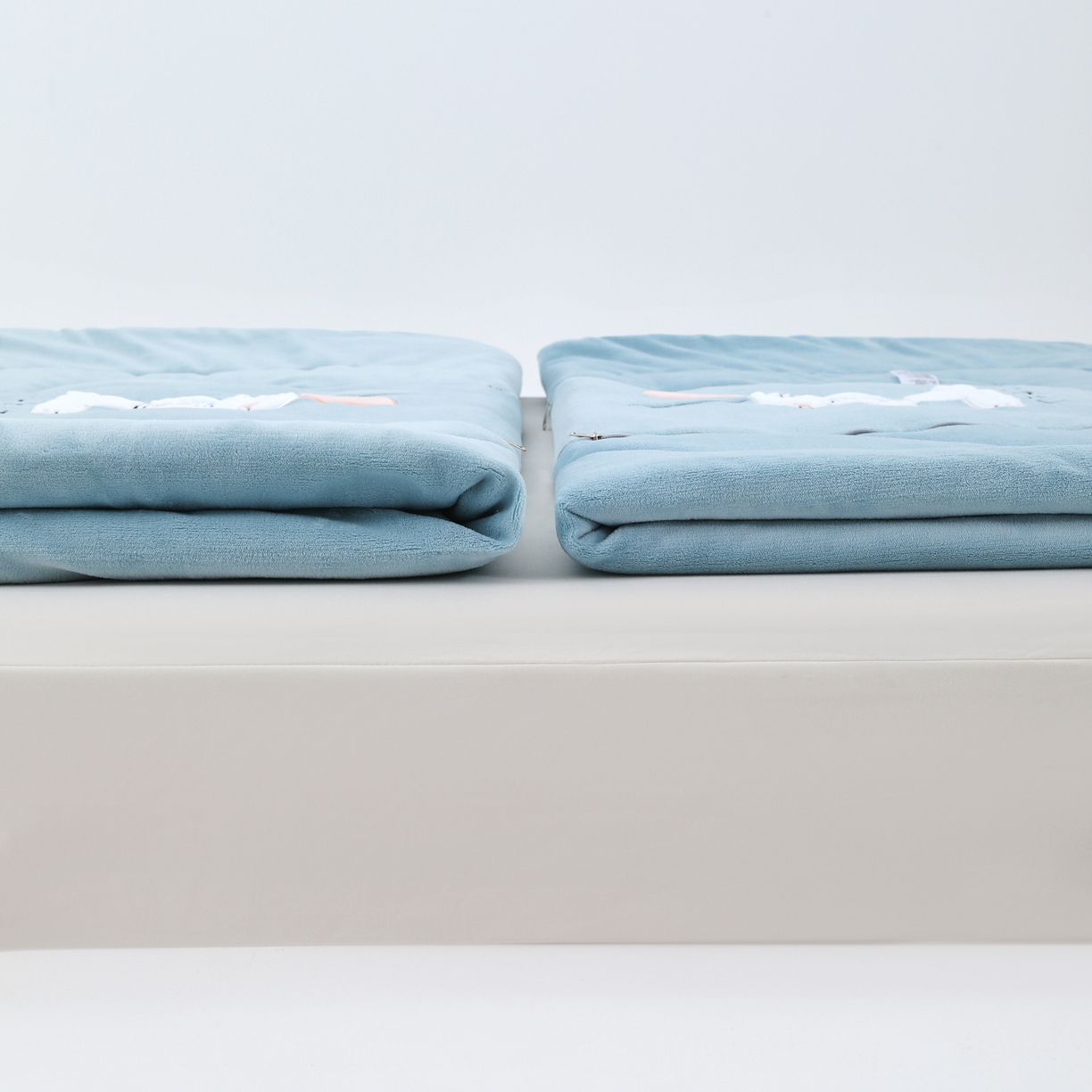 91家纺网 家纺一手货源 找家纺 翰轩家居 2025新款卡通牛奶绒贴布绣抱枕被-梦幻兔系列 梦幻兔-天空蓝