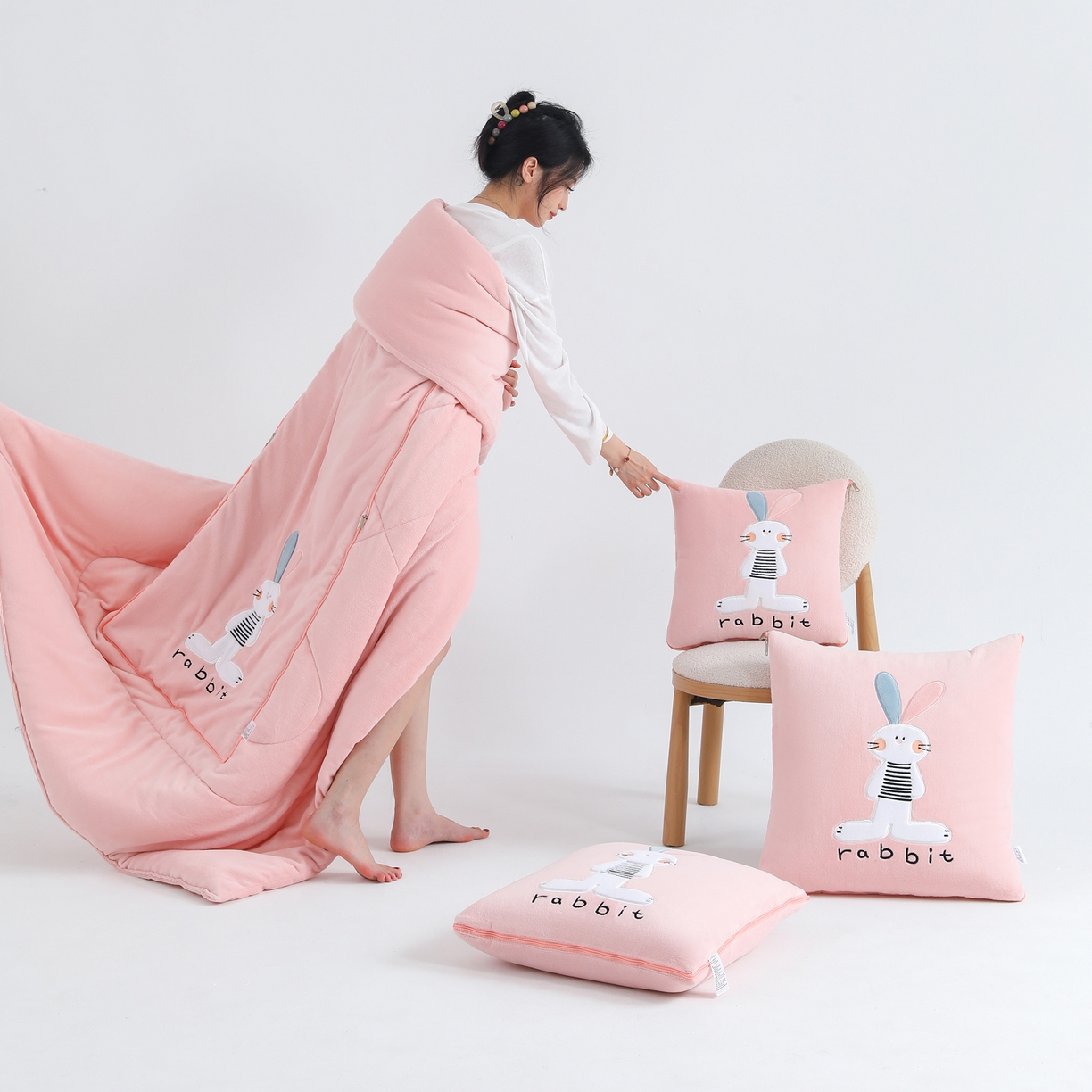 91家纺网 家纺一手货源 找家纺 翰轩家居 2025新款卡通牛奶绒贴布绣抱枕被-梦幻兔系列 梦幻兔-樱花粉