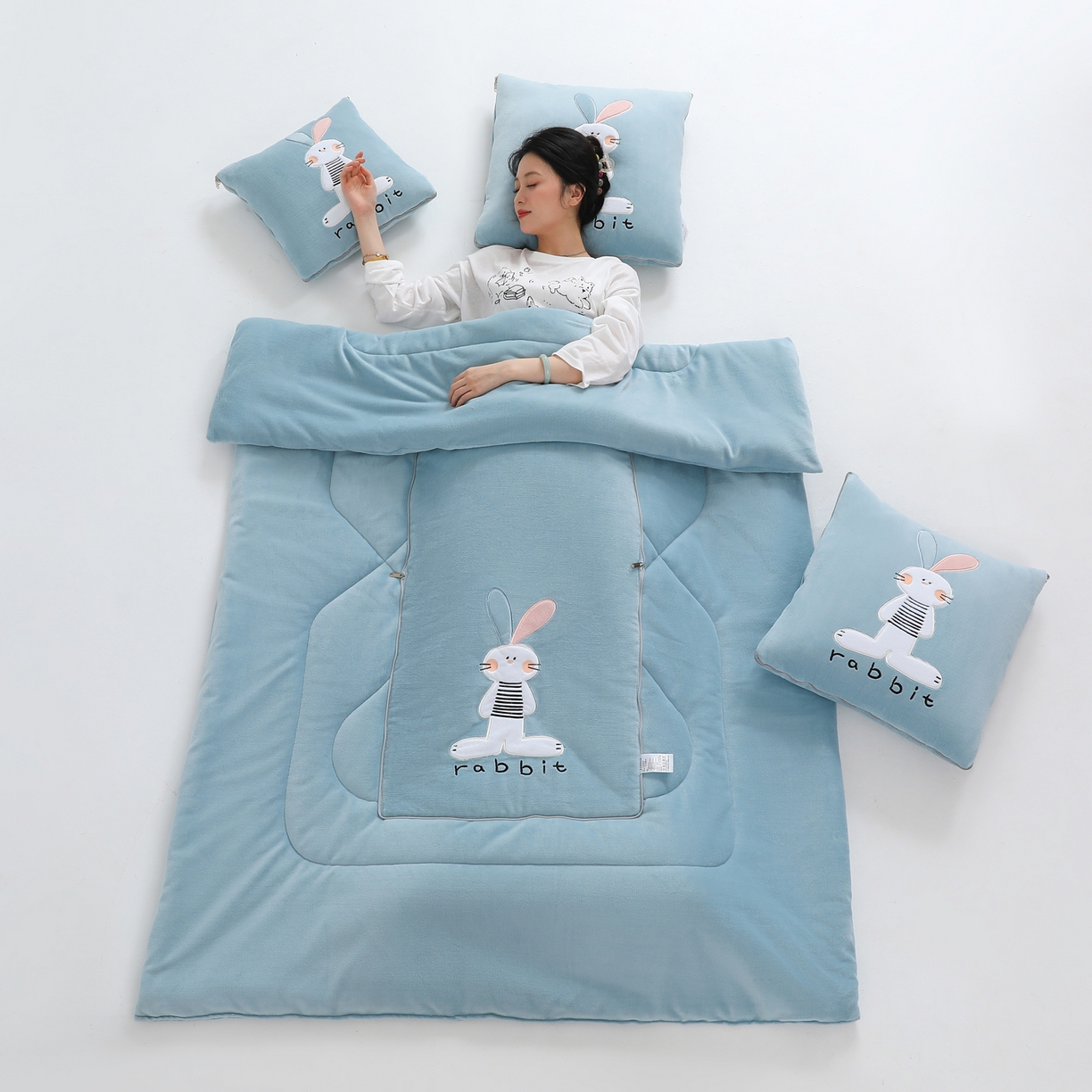 91家纺网 家纺一手货源 找家纺 翰轩家居 2025新款卡通牛奶绒贴布绣抱枕被-梦幻兔系列 梦幻兔-天空蓝