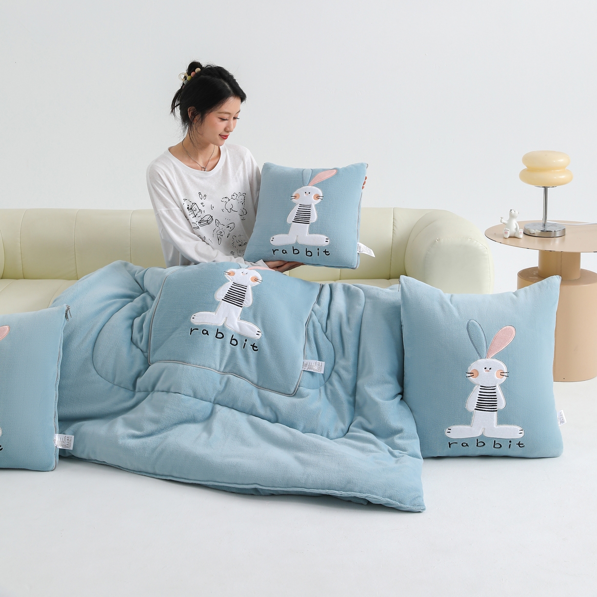 91家纺网 家纺一手货源 找家纺 翰轩家居 2025新款卡通牛奶绒贴布绣抱枕被-梦幻兔系列 梦幻兔-天空蓝