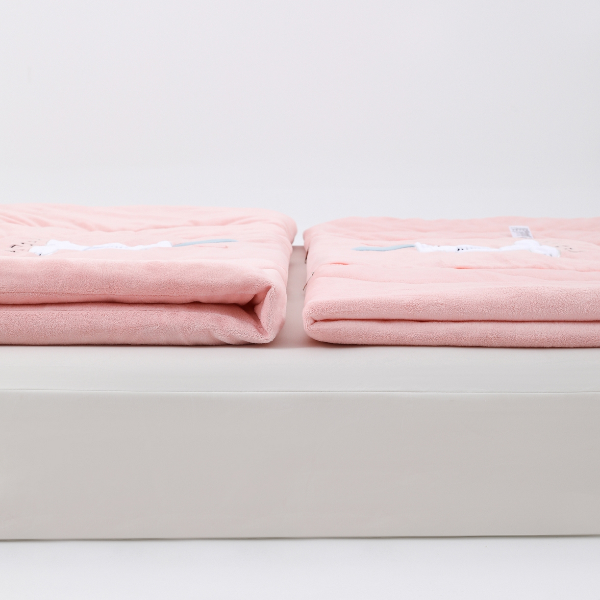 91家纺网 家纺一手货源 找家纺 翰轩家居 2025新款卡通牛奶绒贴布绣抱枕被-梦幻兔系列 梦幻兔-樱花粉