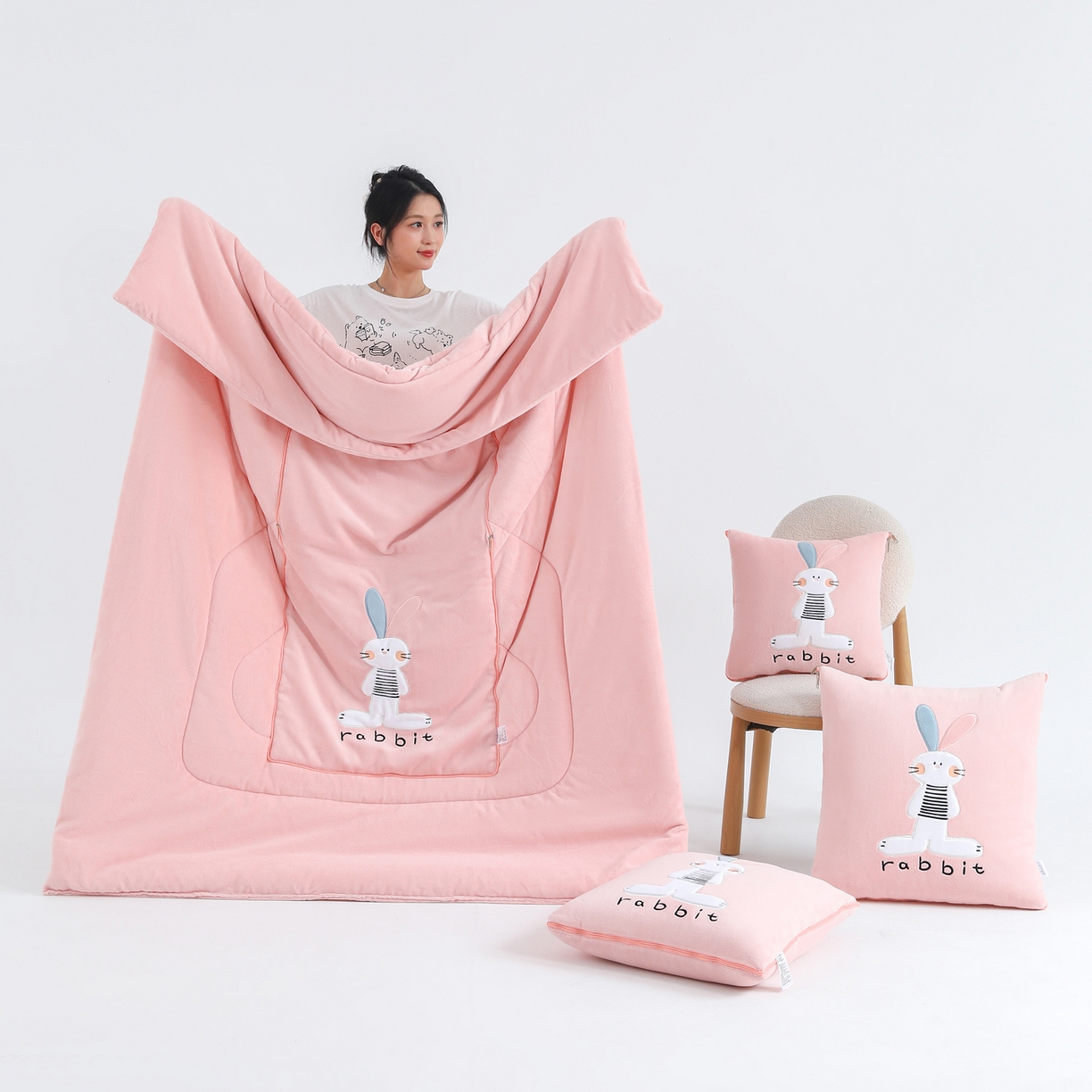 91家纺网 家纺一手货源 找家纺 翰轩家居 2025新款卡通牛奶绒贴布绣抱枕被-梦幻兔系列 梦幻兔-樱花粉