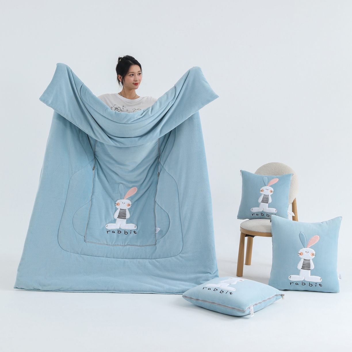 91家纺网 家纺一手货源 找家纺 翰轩家居 2025新款卡通牛奶绒贴布绣抱枕被-梦幻兔系列 梦幻兔-天空蓝