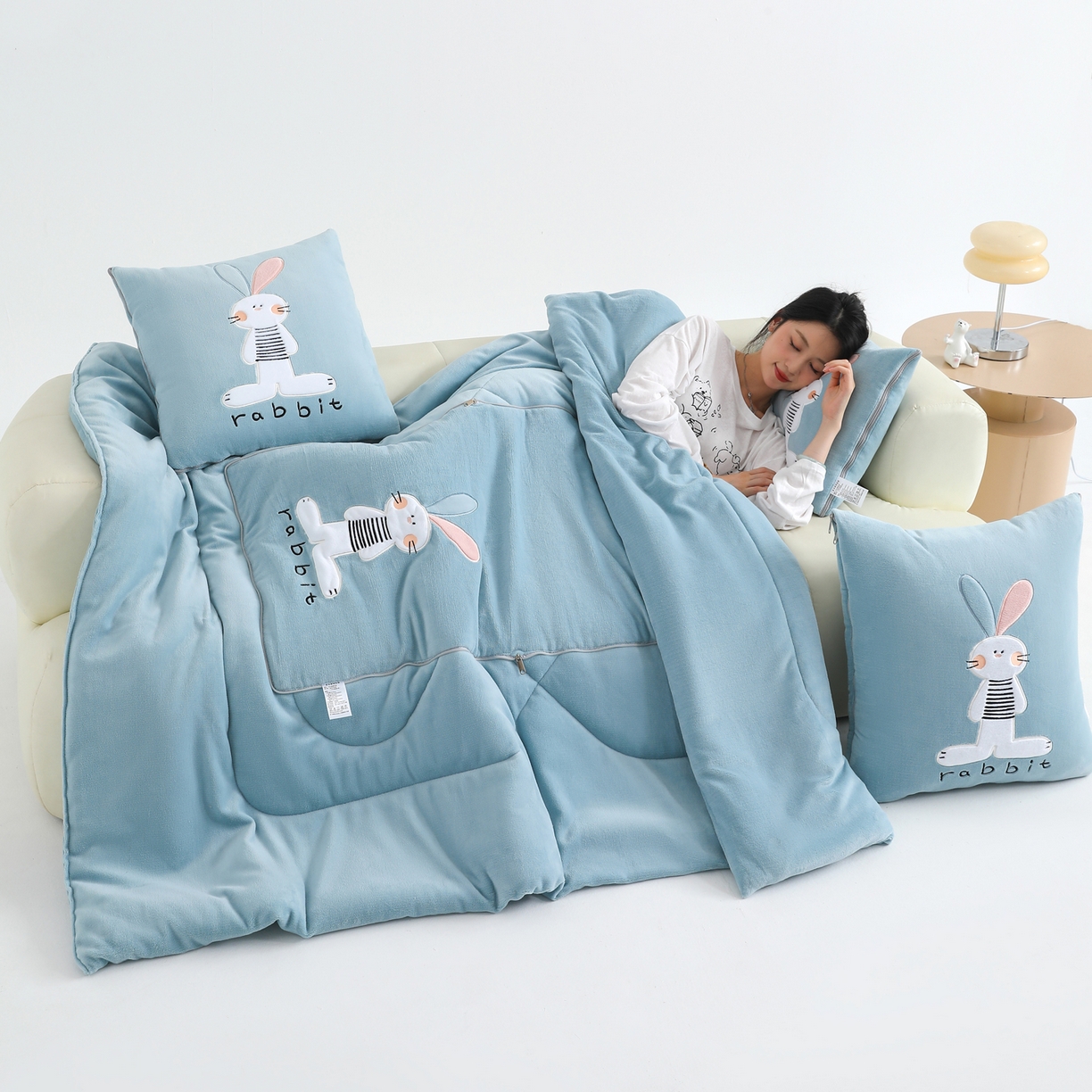 91家纺网 家纺一手货源 找家纺 翰轩家居 2025新款卡通牛奶绒贴布绣抱枕被-梦幻兔系列 梦幻兔-天空蓝