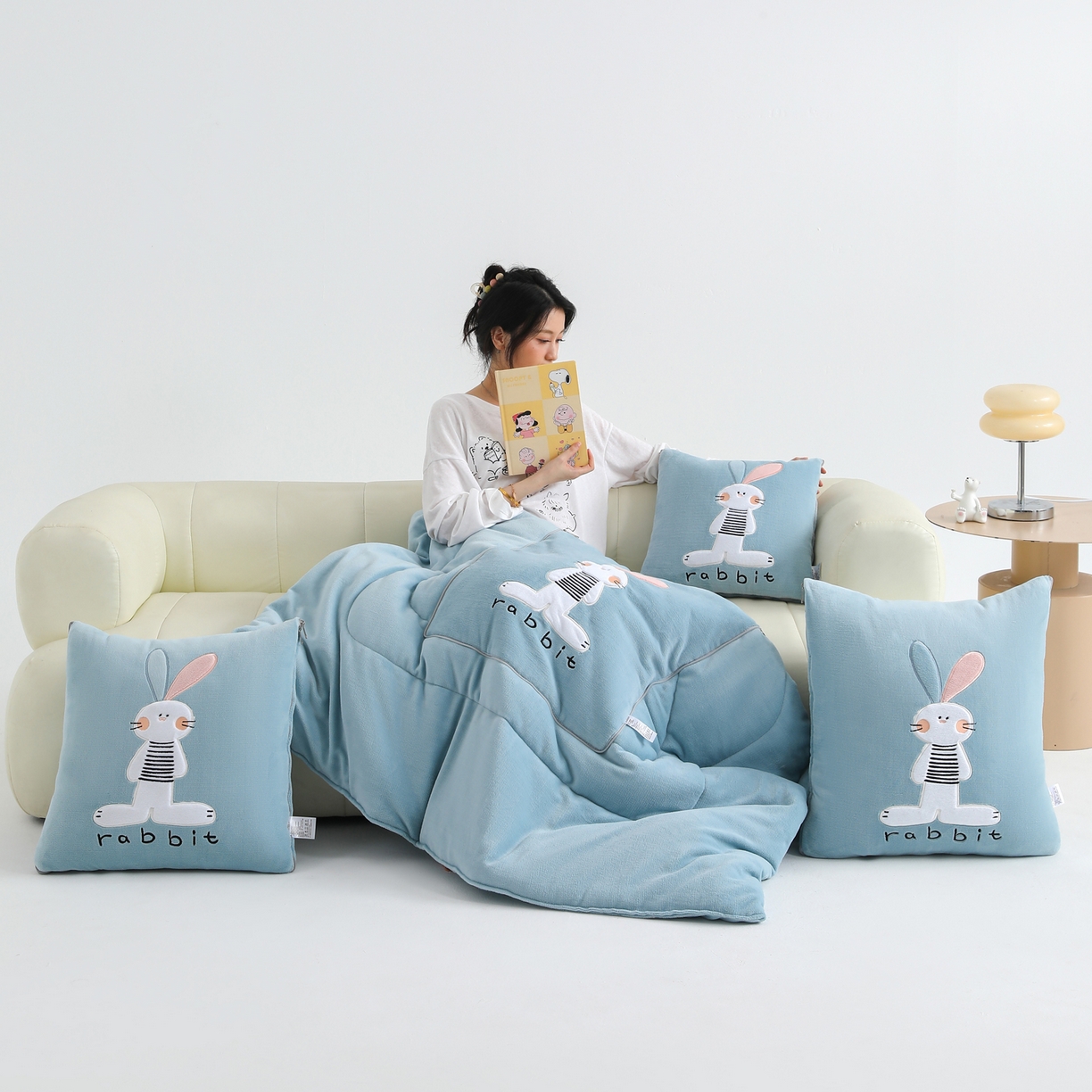 91家纺网 家纺一手货源 找家纺 翰轩家居 2025新款卡通牛奶绒贴布绣抱枕被-梦幻兔系列 梦幻兔-天空蓝