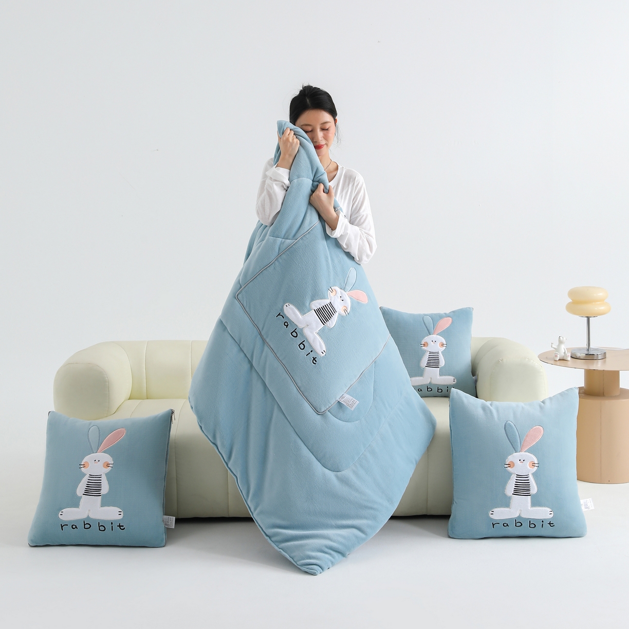 91家纺网 家纺一手货源 找家纺 翰轩家居 2025新款卡通牛奶绒贴布绣抱枕被-梦幻兔系列 梦幻兔-天空蓝