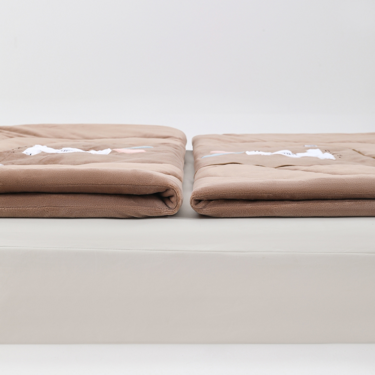 91家纺网 家纺一手货源 找家纺 翰轩家居 2025新款卡通牛奶绒贴布绣抱枕被-梦幻兔系列 梦幻兔-咖啡棕