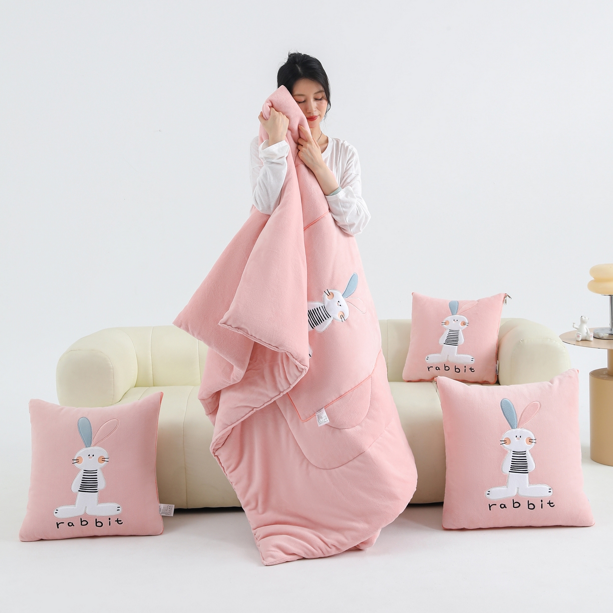 91家纺网 家纺一手货源 找家纺 翰轩家居 2025新款卡通牛奶绒贴布绣抱枕被-梦幻兔系列 梦幻兔-樱花粉