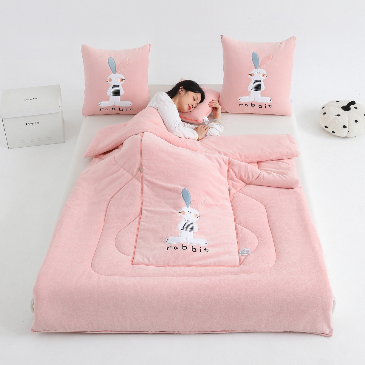 91家纺网 家纺一手货源 找家纺 翰轩家居 2025新款卡通牛奶绒贴布绣抱枕被-梦幻兔系列 梦幻兔-樱花粉