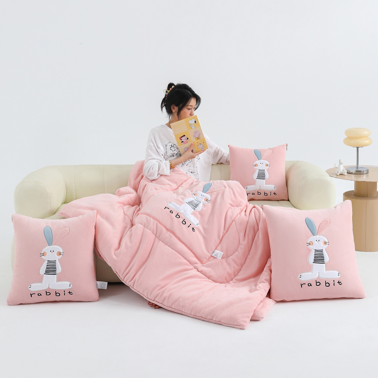 91家纺网 家纺一手货源 找家纺 翰轩家居 2025新款卡通牛奶绒贴布绣抱枕被-梦幻兔系列 梦幻兔-樱花粉