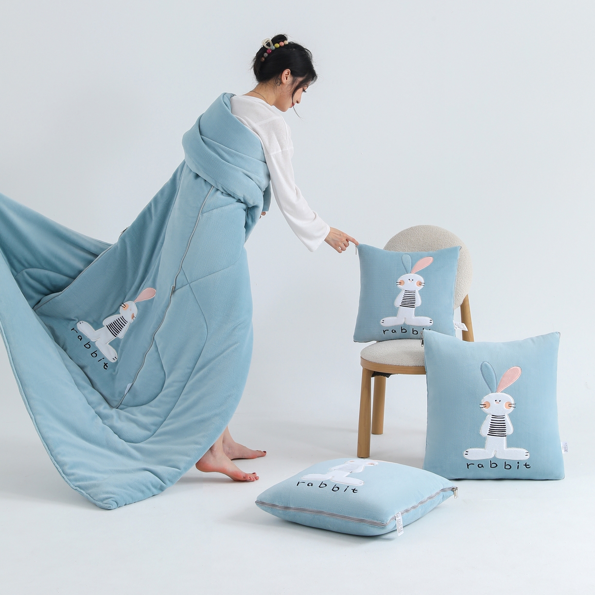 91家纺网 家纺一手货源 找家纺 翰轩家居 2025新款卡通牛奶绒贴布绣抱枕被-梦幻兔系列 梦幻兔-天空蓝