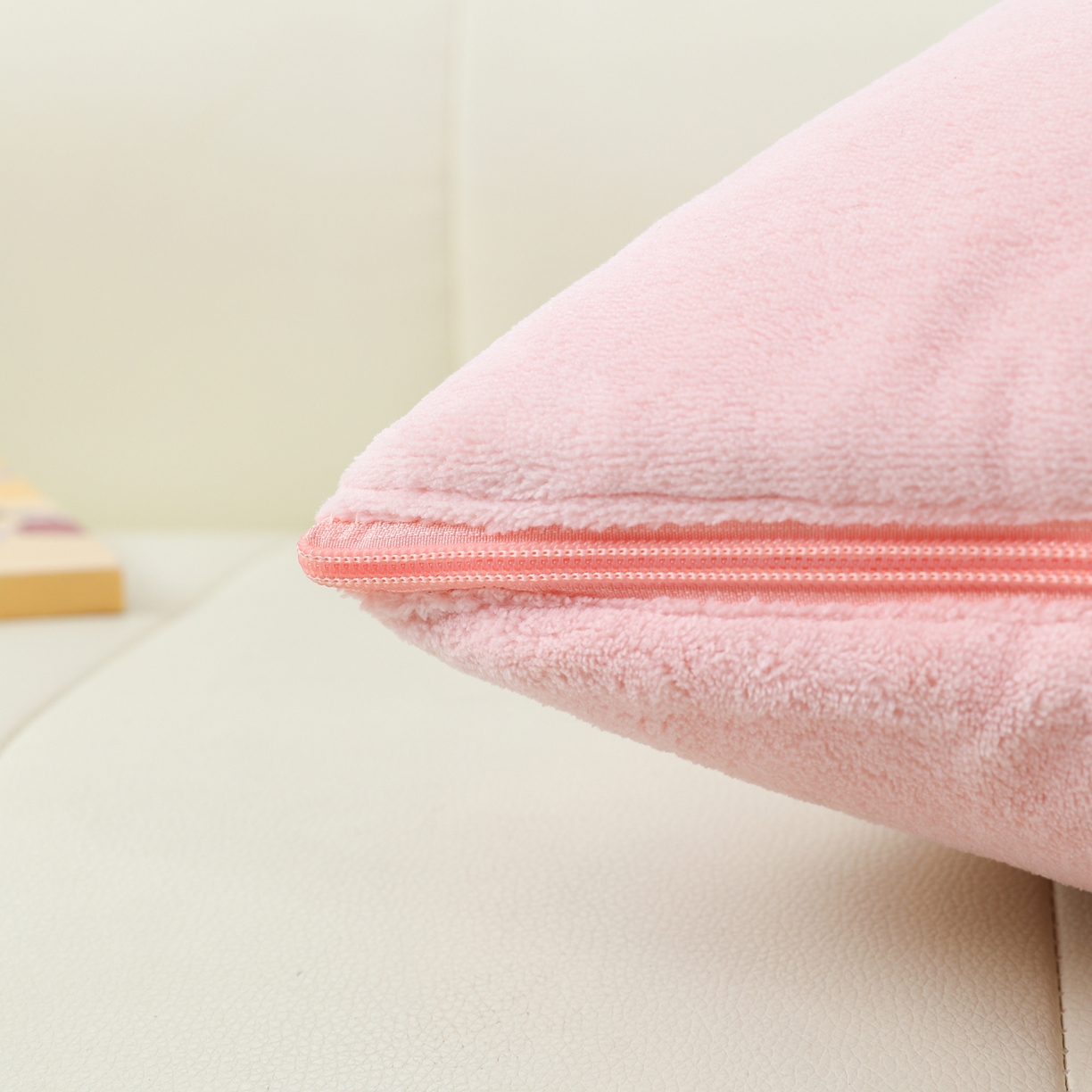 91家纺网 家纺一手货源 找家纺 翰轩家居 2025新款卡通牛奶绒贴布绣抱枕被-梦幻兔系列 梦幻兔-樱花粉