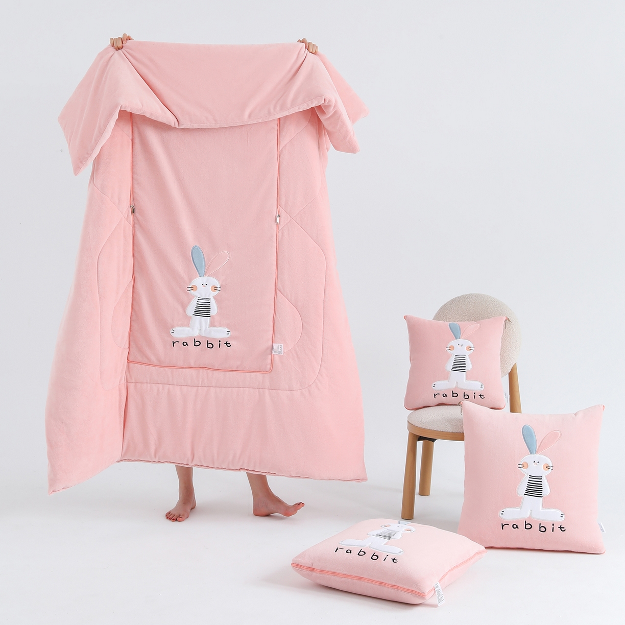 91家纺网 家纺一手货源 找家纺 翰轩家居 2025新款卡通牛奶绒贴布绣抱枕被-梦幻兔系列 梦幻兔-樱花粉