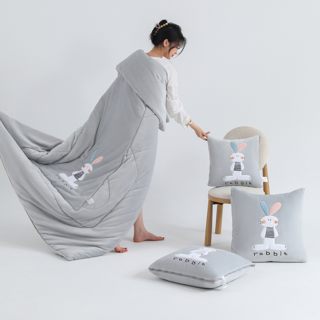 91家纺网 家纺一手货源 找家纺 翰轩家居 2025新款卡通牛奶绒贴布绣抱枕被-梦幻兔系列 梦幻兔-高级灰