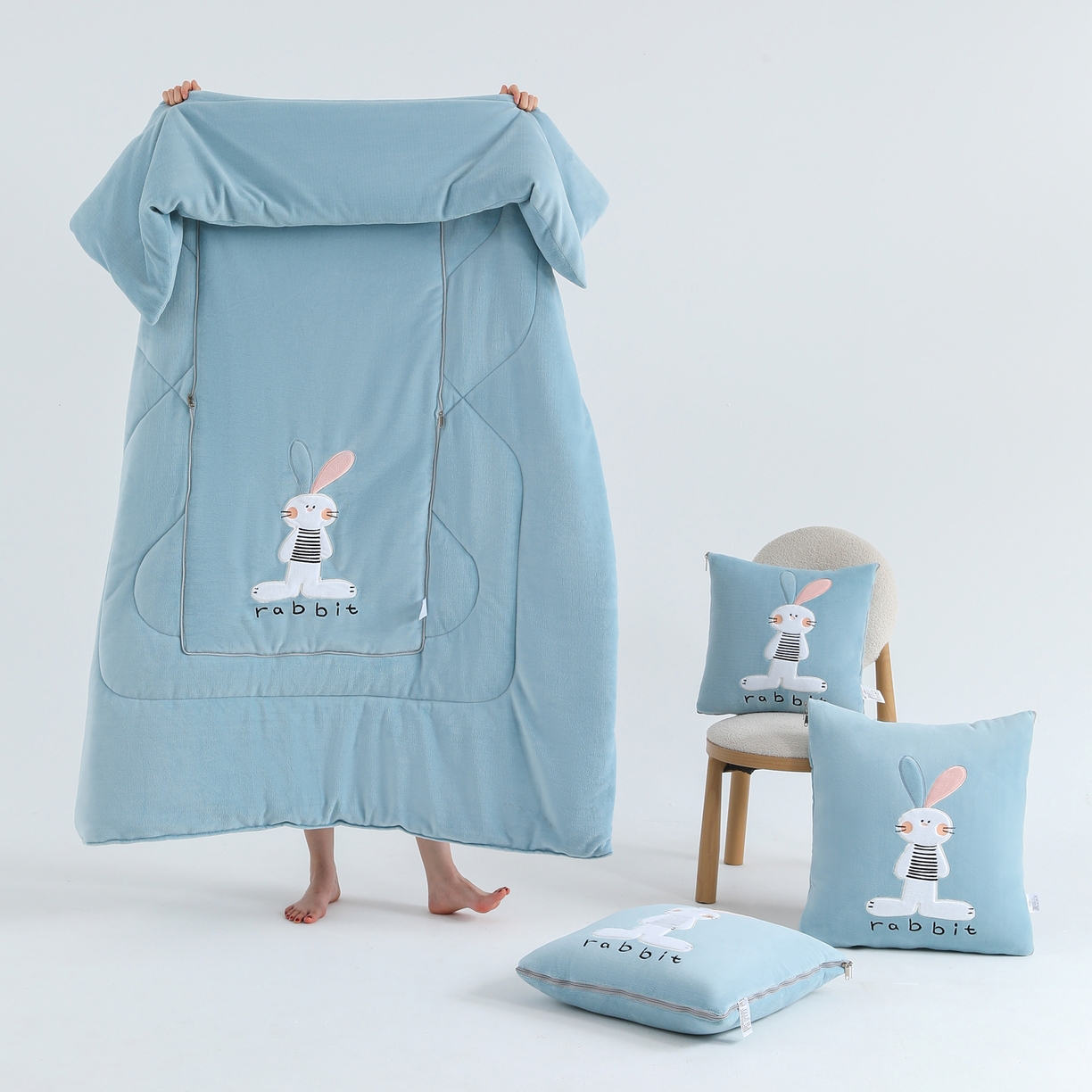 91家纺网 家纺一手货源 找家纺 翰轩家居 2025新款卡通牛奶绒贴布绣抱枕被-梦幻兔系列 梦幻兔-天空蓝