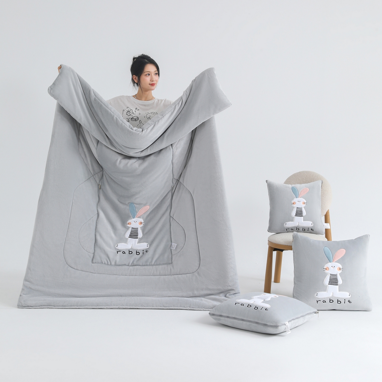 91家纺网 家纺一手货源 找家纺 翰轩家居 2025新款卡通牛奶绒贴布绣抱枕被-梦幻兔系列 梦幻兔-高级灰