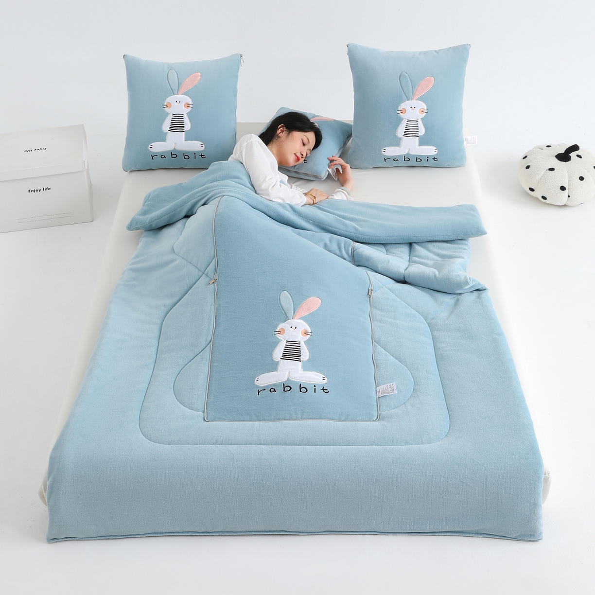 91家纺网 家纺一手货源 找家纺 翰轩家居 2025新款卡通牛奶绒贴布绣抱枕被-梦幻兔系列 梦幻兔-天空蓝