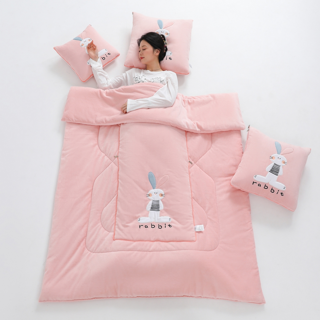 91家纺网 家纺一手货源 找家纺 翰轩家居 2025新款卡通牛奶绒贴布绣抱枕被-梦幻兔系列 梦幻兔-樱花粉