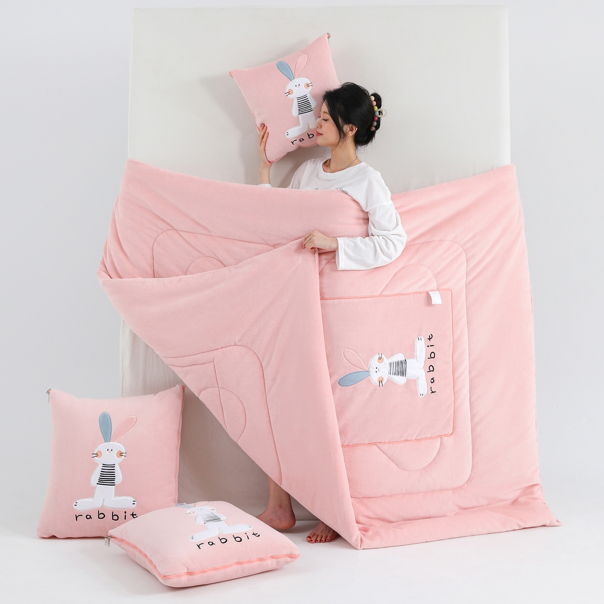 91家纺网 家纺一手货源 找家纺 翰轩家居 2025新款卡通牛奶绒贴布绣抱枕被-梦幻兔系列 梦幻兔-樱花粉