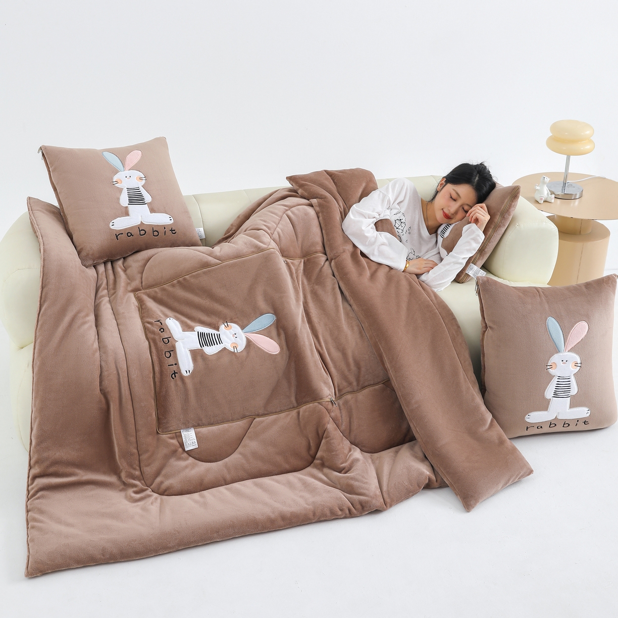 91家纺网 家纺一手货源 找家纺 翰轩家居 2025新款卡通牛奶绒贴布绣抱枕被-梦幻兔系列 梦幻兔-咖啡棕