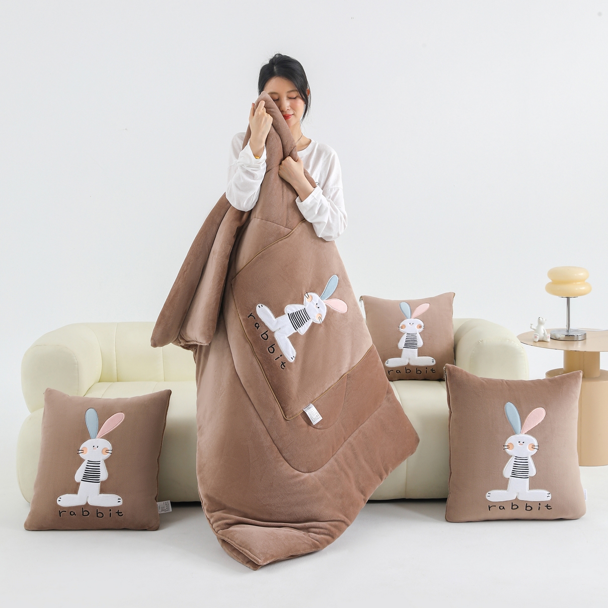 91家纺网 家纺一手货源 找家纺 翰轩家居 2025新款卡通牛奶绒贴布绣抱枕被-梦幻兔系列 梦幻兔-咖啡棕