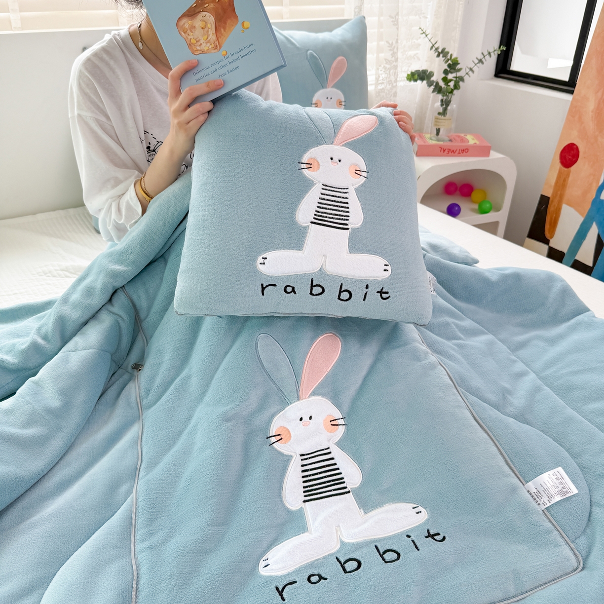 91家纺网 家纺一手货源 找家纺 翰轩家居 2025新款卡通牛奶绒贴布绣抱枕被-梦幻兔系列 梦幻兔-天空蓝