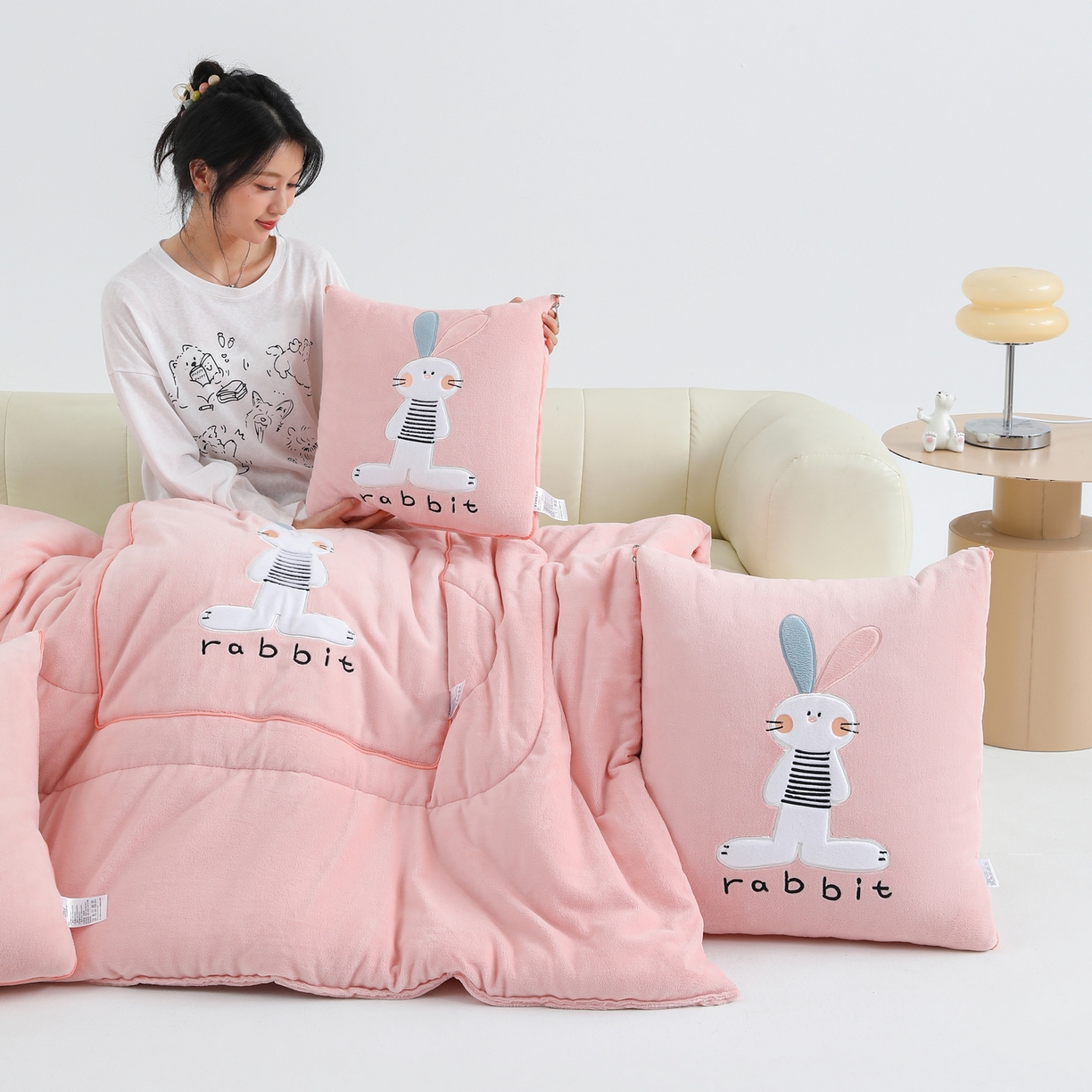 91家纺网 家纺一手货源 找家纺 翰轩家居 2025新款卡通牛奶绒贴布绣抱枕被-梦幻兔系列 梦幻兔-樱花粉