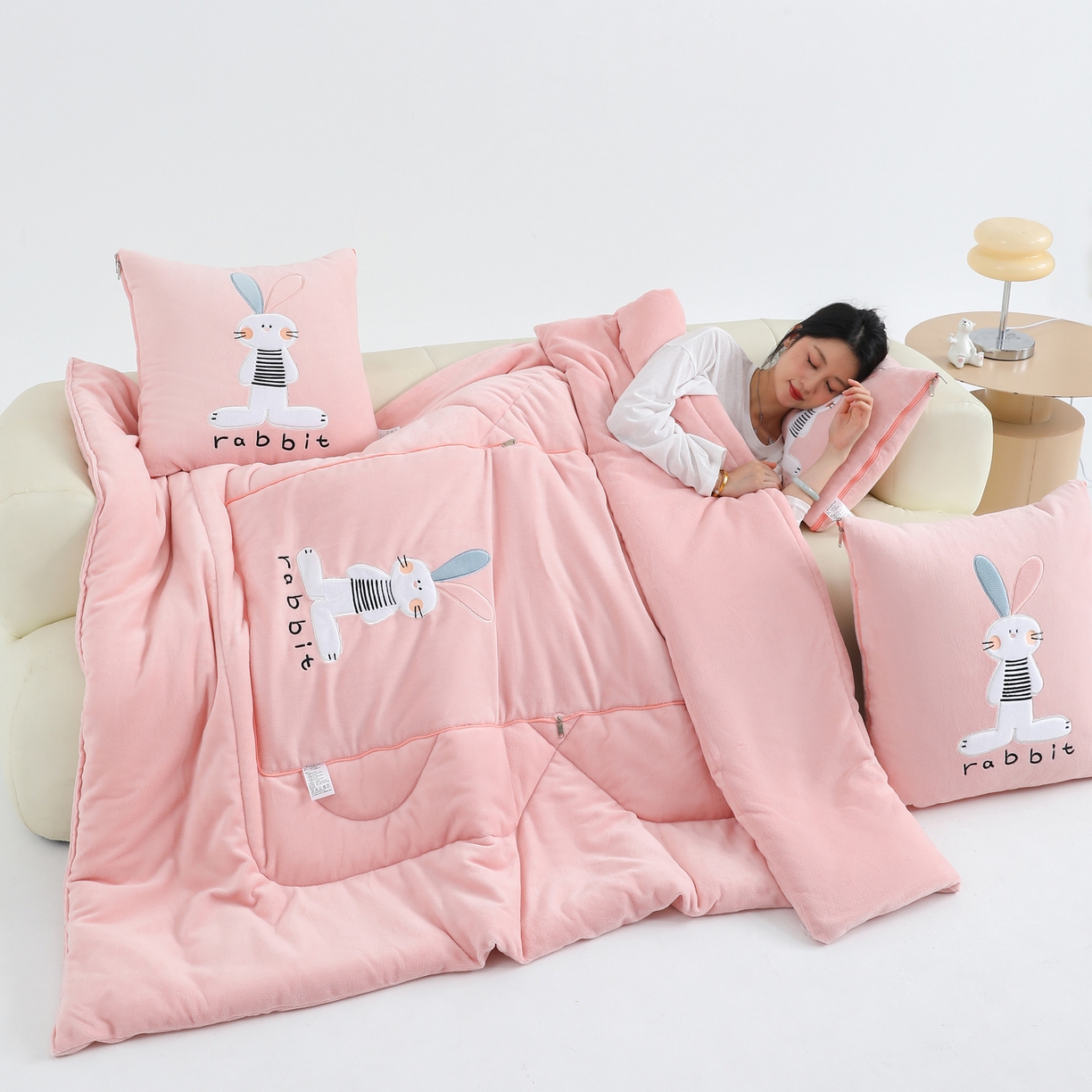 91家纺网 家纺一手货源 找家纺 翰轩家居 2025新款卡通牛奶绒贴布绣抱枕被-梦幻兔系列 梦幻兔-樱花粉