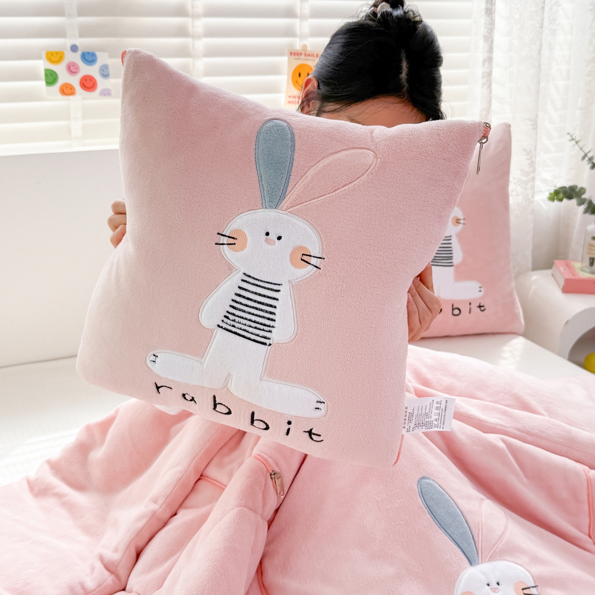 91家纺网 家纺一手货源 找家纺 翰轩家居 2025新款卡通牛奶绒贴布绣抱枕被-梦幻兔系列 梦幻兔-樱花粉