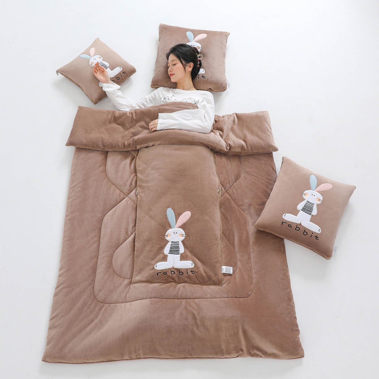 91家纺网 家纺一手货源 找家纺 翰轩家居 2025新款卡通牛奶绒贴布绣抱枕被-梦幻兔系列 梦幻兔-咖啡棕