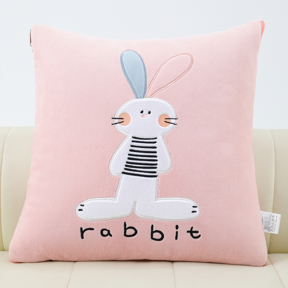 91家纺网 家纺一手货源 找家纺 翰轩家居 2025新款卡通牛奶绒贴布绣抱枕被-梦幻兔系列 梦幻兔-樱花粉