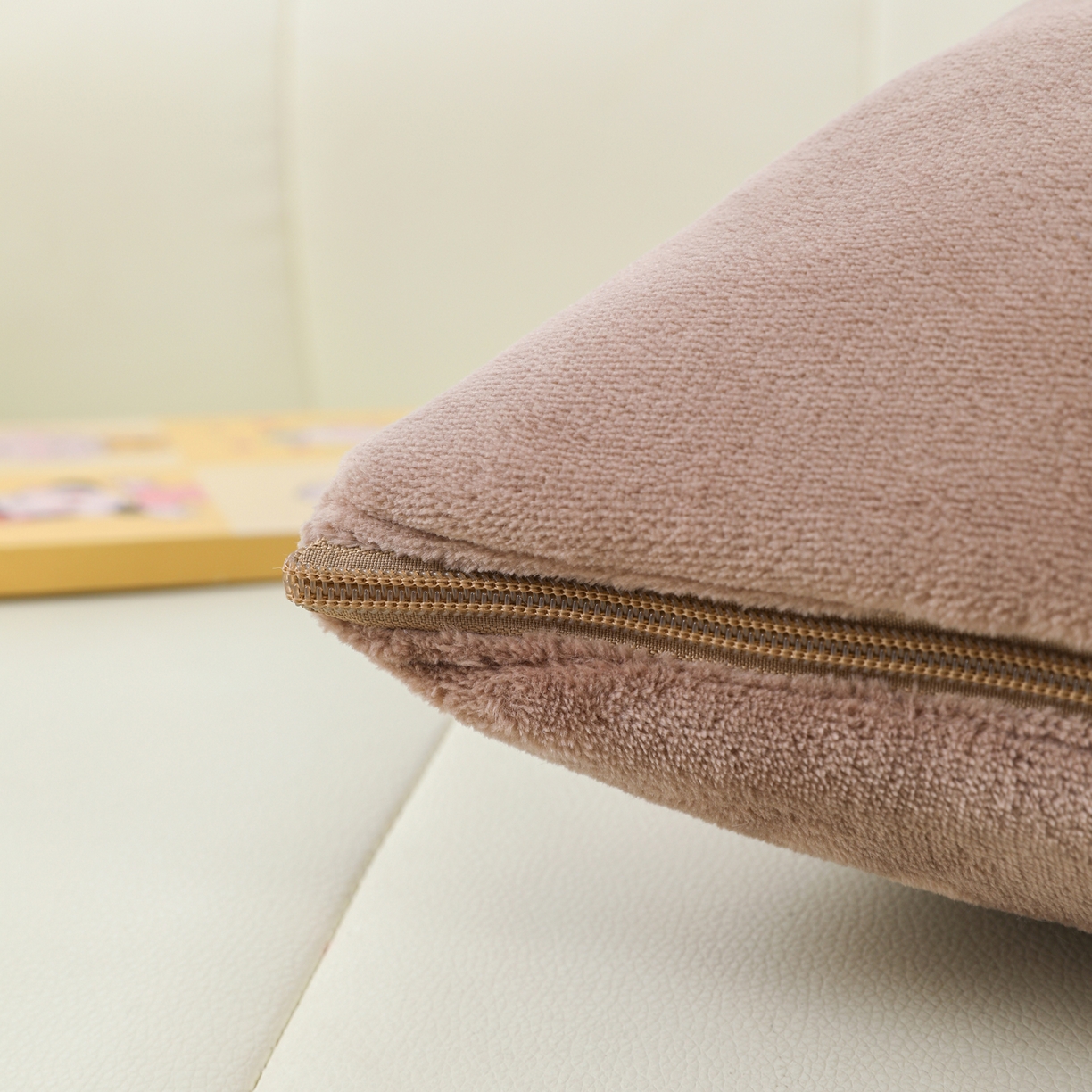 91家纺网 家纺一手货源 找家纺 翰轩家居 2025新款卡通牛奶绒贴布绣抱枕被-梦幻兔系列 梦幻兔-咖啡棕