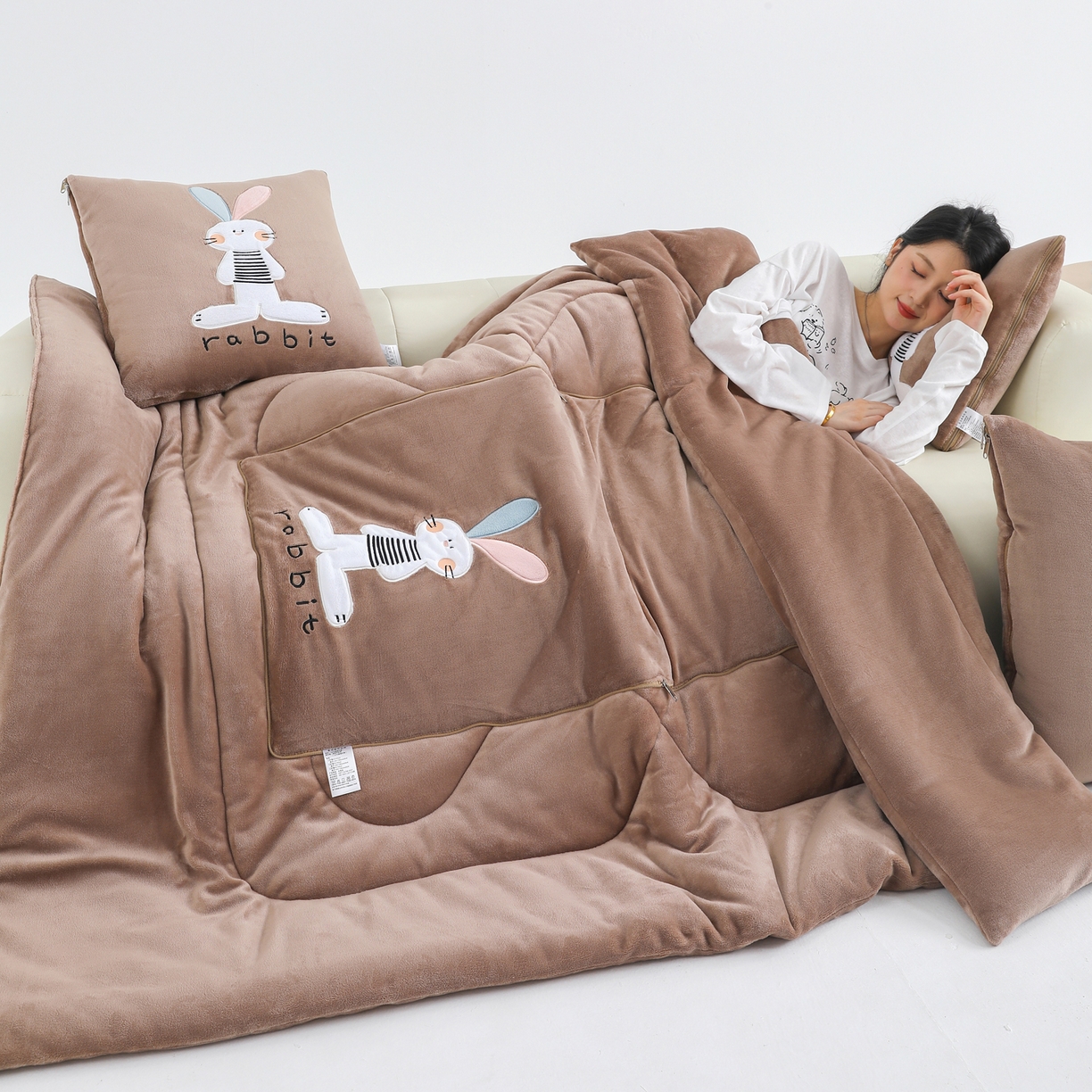 91家纺网 家纺一手货源 找家纺 翰轩家居 2025新款卡通牛奶绒贴布绣抱枕被-梦幻兔系列 梦幻兔-咖啡棕