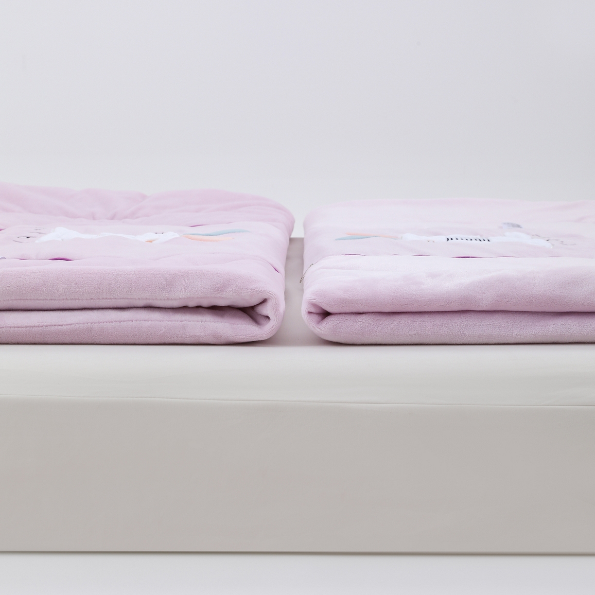 91家纺网 家纺一手货源 找家纺 翰轩家居 2025新款卡通牛奶绒贴布绣抱枕被-梦幻兔系列 梦幻兔-魔芋紫