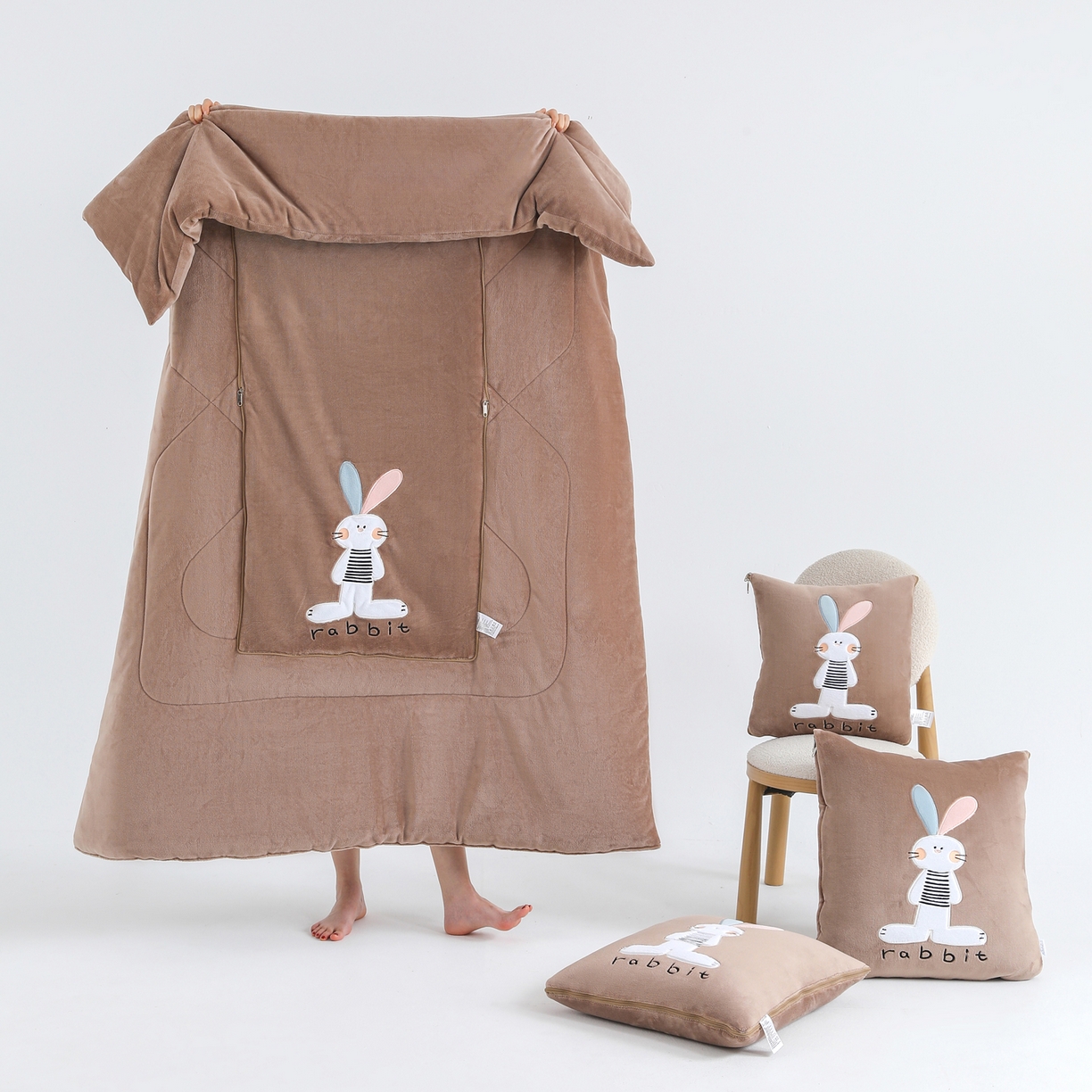 91家纺网 家纺一手货源 找家纺 翰轩家居 2025新款卡通牛奶绒贴布绣抱枕被-梦幻兔系列 梦幻兔-咖啡棕