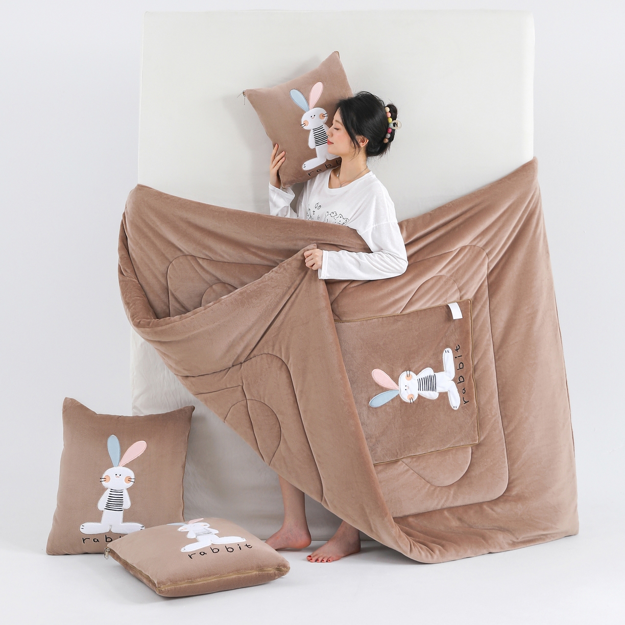 91家纺网 家纺一手货源 找家纺 翰轩家居 2025新款卡通牛奶绒贴布绣抱枕被-梦幻兔系列 梦幻兔-咖啡棕