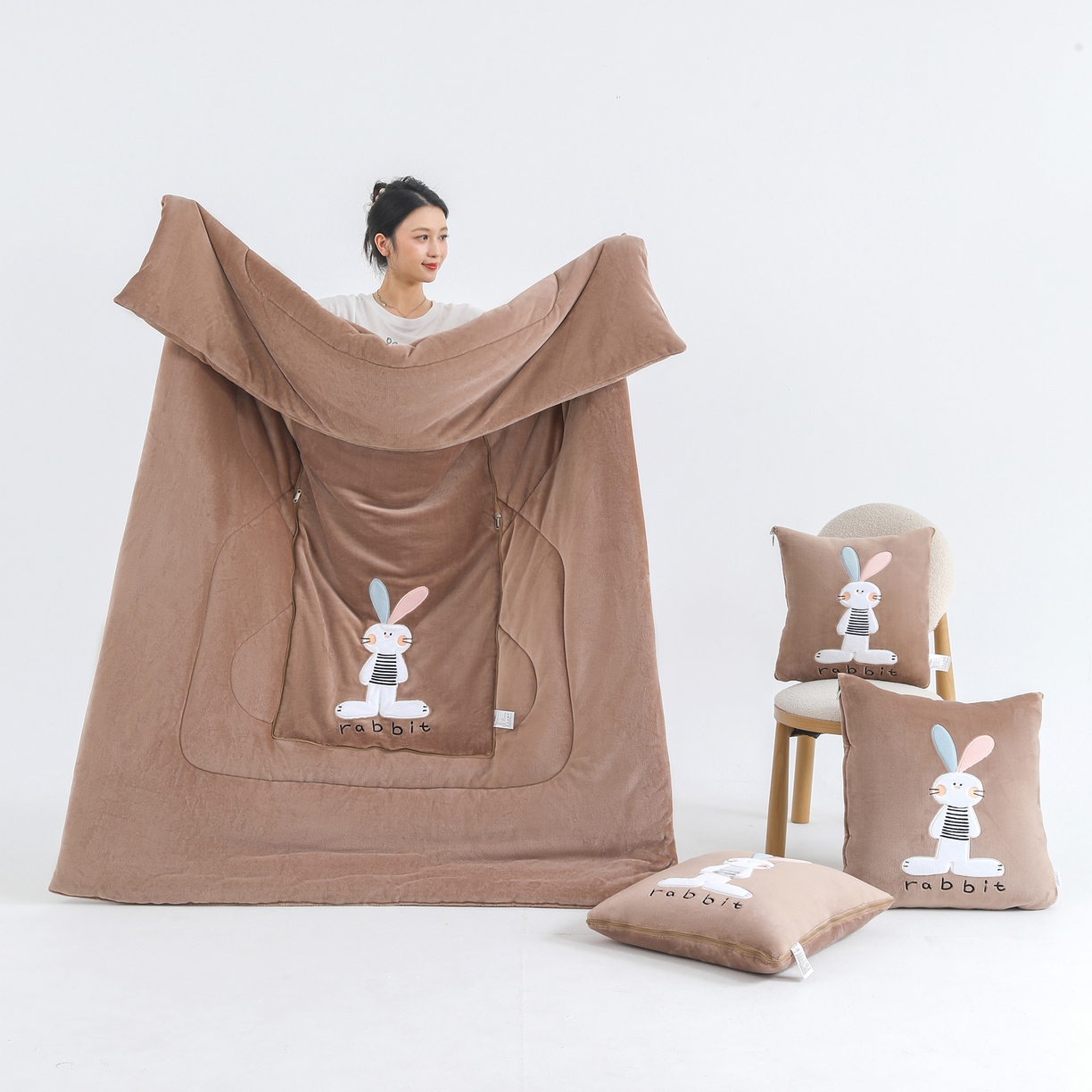 91家纺网 家纺一手货源 找家纺 翰轩家居 2025新款卡通牛奶绒贴布绣抱枕被-梦幻兔系列 梦幻兔-咖啡棕