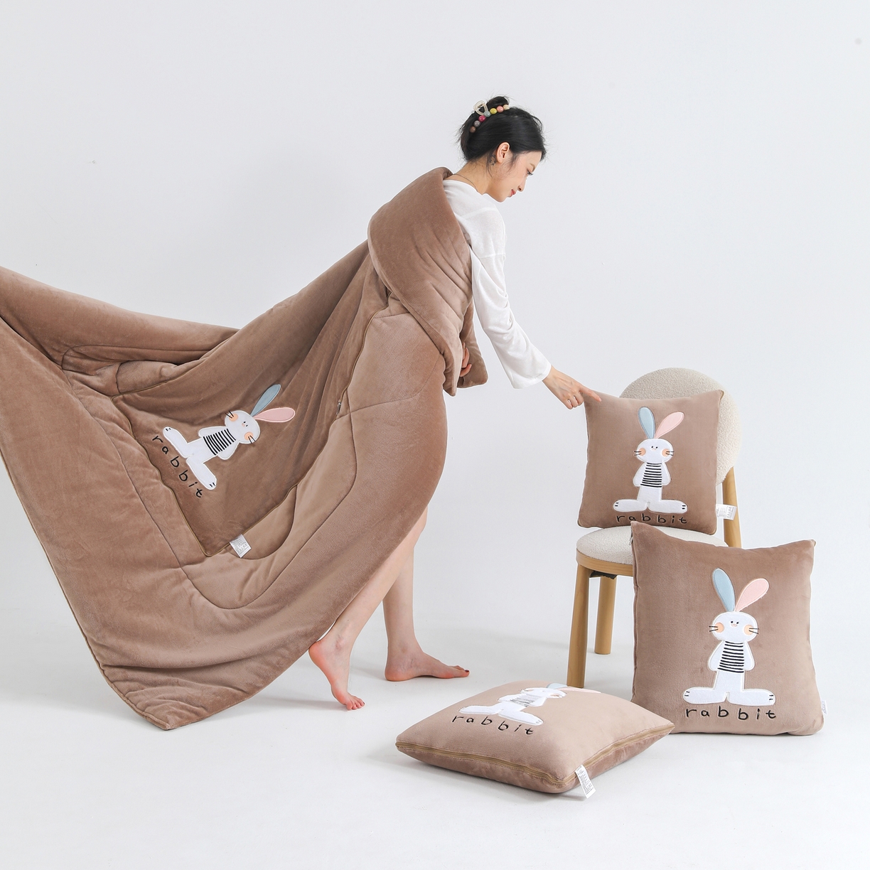 91家纺网 家纺一手货源 找家纺 翰轩家居 2025新款卡通牛奶绒贴布绣抱枕被-梦幻兔系列 梦幻兔-咖啡棕