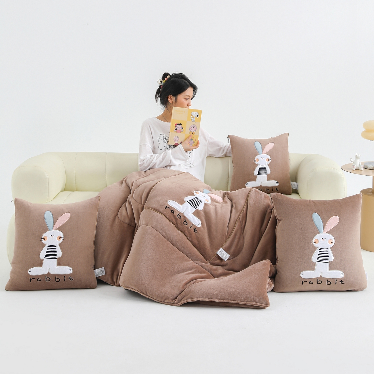 91家纺网 家纺一手货源 找家纺 翰轩家居 2025新款卡通牛奶绒贴布绣抱枕被-梦幻兔系列 梦幻兔-咖啡棕