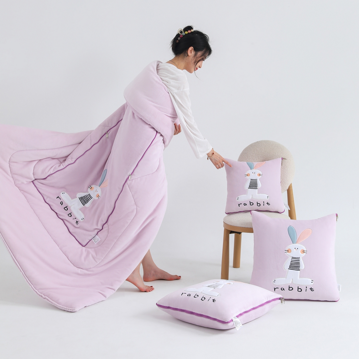 91家纺网 家纺一手货源 找家纺 翰轩家居 2025新款卡通牛奶绒贴布绣抱枕被-梦幻兔系列 梦幻兔-魔芋紫