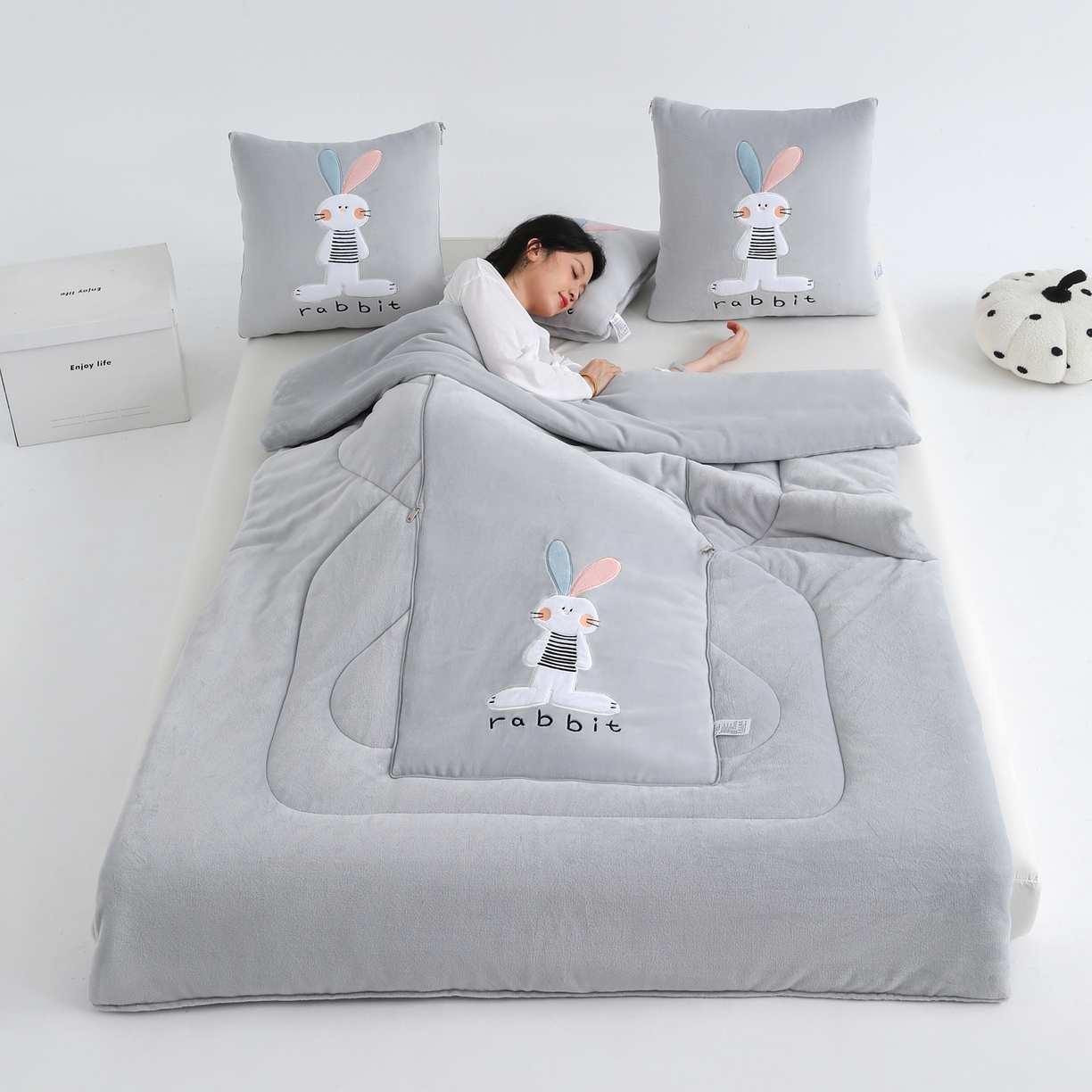 91家纺网 家纺一手货源 找家纺 翰轩家居 2025新款卡通牛奶绒贴布绣抱枕被-梦幻兔系列 梦幻兔-高级灰