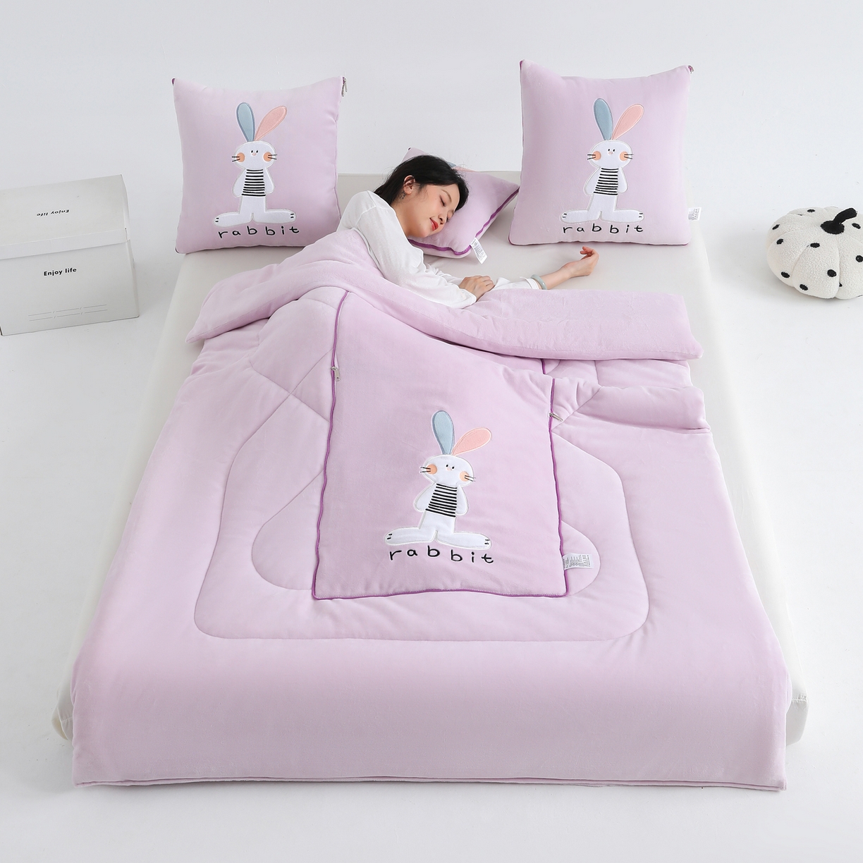 91家纺网 家纺一手货源 找家纺 翰轩家居 2025新款卡通牛奶绒贴布绣抱枕被-梦幻兔系列 梦幻兔-魔芋紫