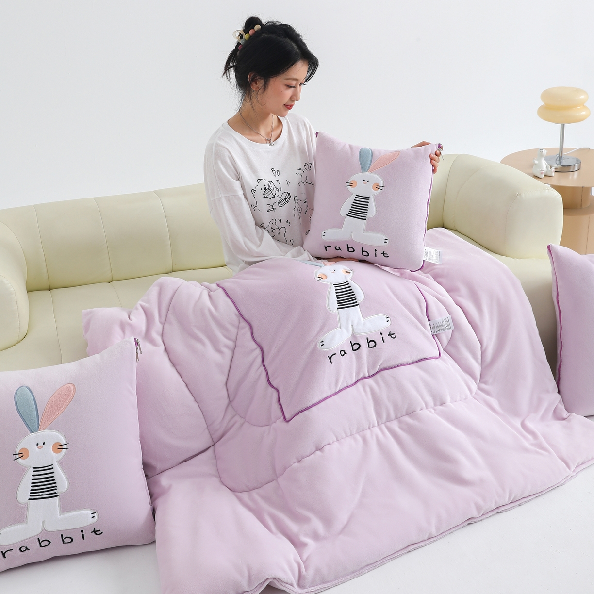 91家纺网 家纺一手货源 找家纺 翰轩家居 2025新款卡通牛奶绒贴布绣抱枕被-梦幻兔系列 梦幻兔-魔芋紫