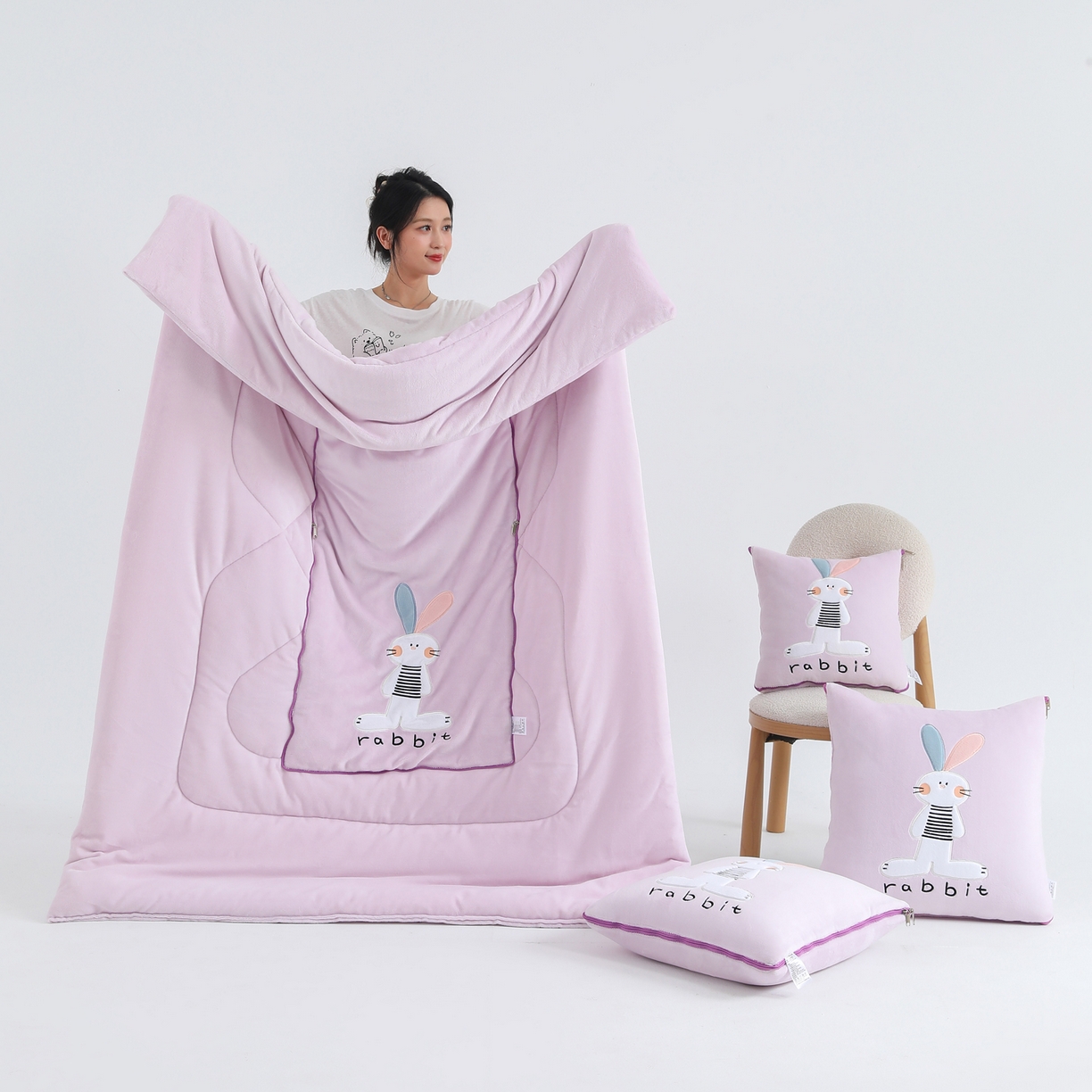 91家纺网 家纺一手货源 找家纺 翰轩家居 2025新款卡通牛奶绒贴布绣抱枕被-梦幻兔系列 梦幻兔-魔芋紫