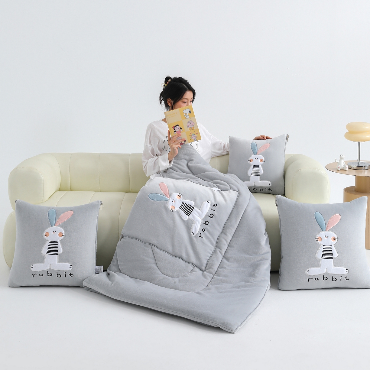 91家纺网 家纺一手货源 找家纺 翰轩家居 2025新款卡通牛奶绒贴布绣抱枕被-梦幻兔系列 梦幻兔-高级灰