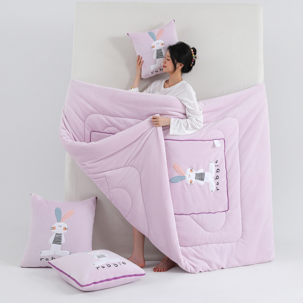 91家纺网 家纺一手货源 找家纺 翰轩家居 2025新款卡通牛奶绒贴布绣抱枕被-梦幻兔系列 梦幻兔-魔芋紫