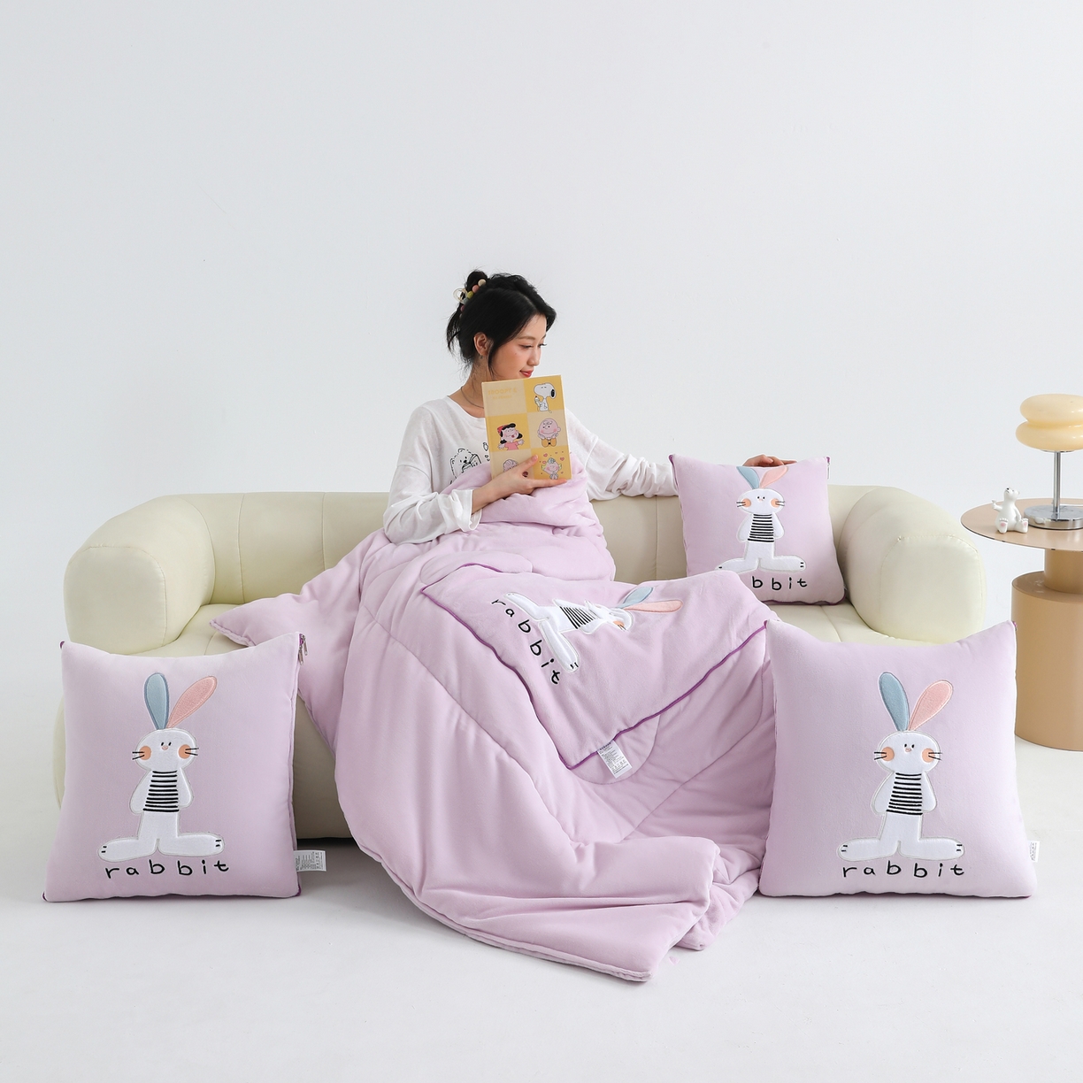91家纺网 家纺一手货源 找家纺 翰轩家居 2025新款卡通牛奶绒贴布绣抱枕被-梦幻兔系列 梦幻兔-魔芋紫