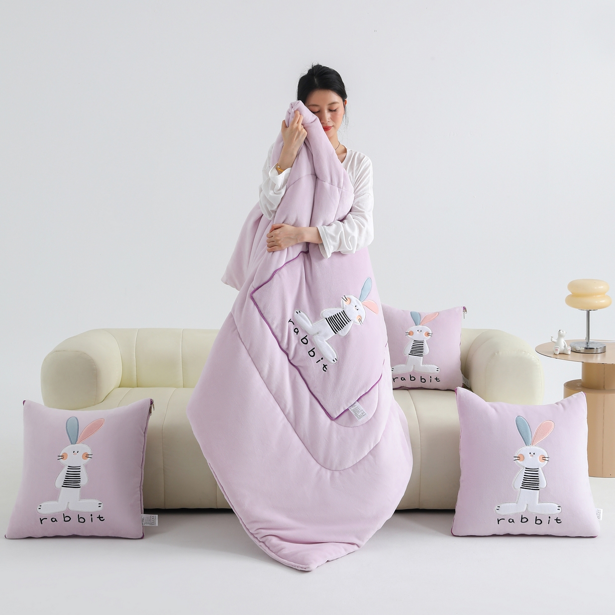 91家纺网 家纺一手货源 找家纺 翰轩家居 2025新款卡通牛奶绒贴布绣抱枕被-梦幻兔系列 梦幻兔-魔芋紫