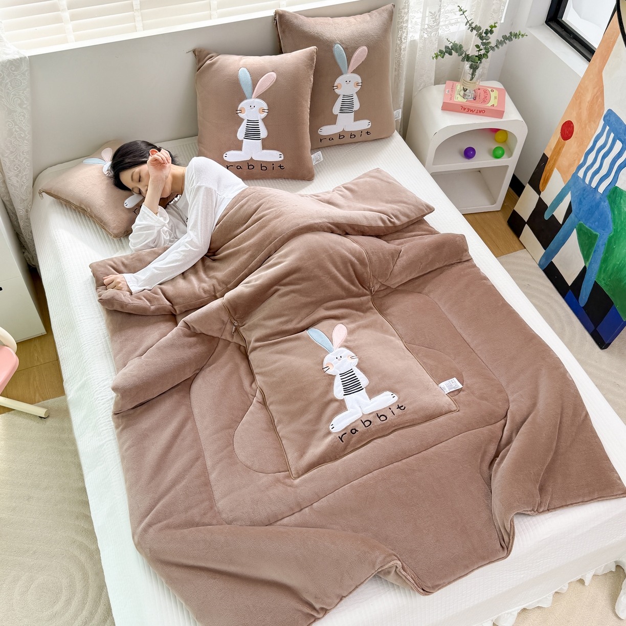 91家纺网 家纺一手货源 找家纺 翰轩家居 2025新款卡通牛奶绒贴布绣抱枕被-梦幻兔系列 梦幻兔-咖啡棕